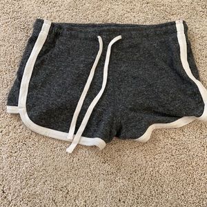 grey shorts